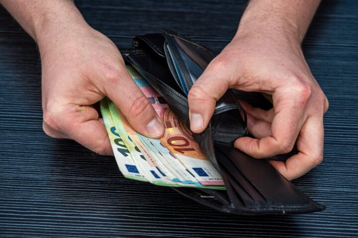 人生のどん底でついお金に執着したくなります。お金に執着していても宝くじに当たりますか？