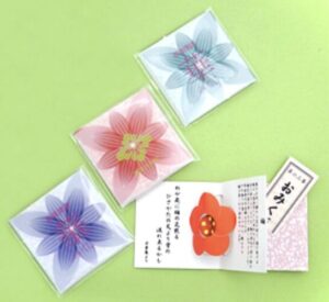 美しいお花が浮かび上がる「華みくじ」