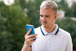 好きな人に未読スルーされたら脈なし?LINEを未読無視する心理は? 好きな人に未読スルーされたら脈なし?LINEを未読無視する心理は?